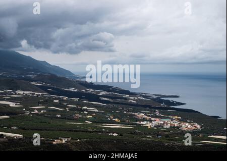 Vue sur la lave du volcan Cumbre Vieja qui a dévasté de nombreuses populations sur son chemin vers la mer. Banque D'Images