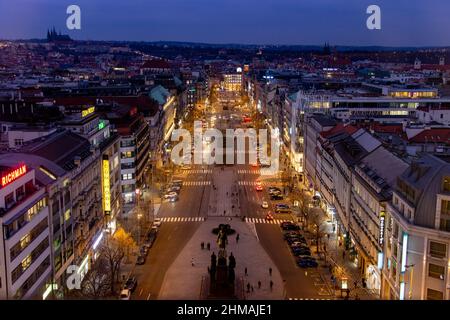 PRAGUE, TCHÉQUIE, 26 2022 JANVIER, vue en soirée sur la place Venceslas au centre de Prague avec le château de Prague en arrière-plan. Banque D'Images
