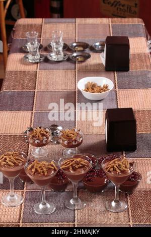 Dessert mousse au chocolat avec des roussets en verres. Gros plan. Banque D'Images