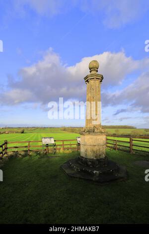 Le Cromwell Monument au-dessus de la ferme de Broadmoor, bataille de Naseby site commémoratif, Balmoral, Northamptonshire, Angleterre. Banque D'Images