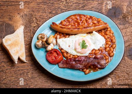 petit déjeuner complet en petit-déjeuner sur une assiette Banque D'Images