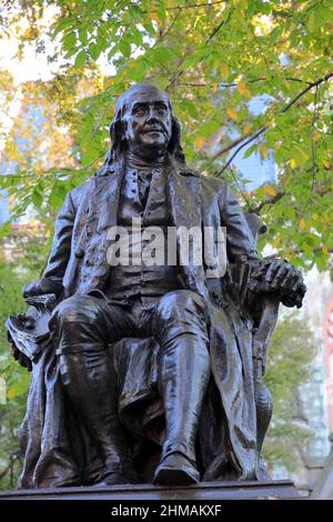 La statue de bronze de Benjamin Franklin par John J.Boyle devant le College Hall de l'Université de Pennsylvanie.Philadelphie.Pennsylvania.USA Banque D'Images