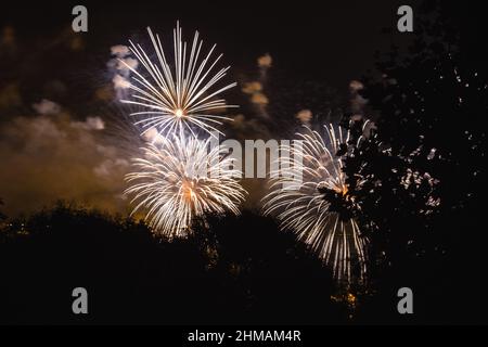 BUDAPEST, HONGRIE - 20 AOÛT : avec des feux d'artifice au-dessus du Danube mettre fin aux cérémonies de la journée de constitution annuelle de la Hongrie le 20 août 2018 in Banque D'Images