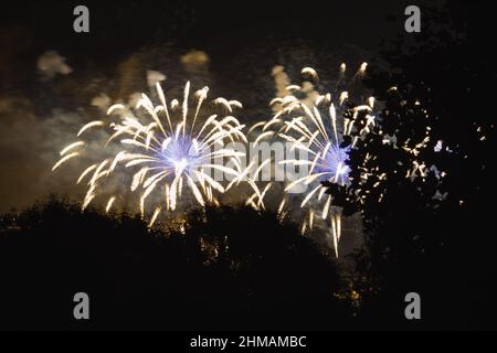 BUDAPEST, HONGRIE - 20 AOÛT : avec des feux d'artifice au-dessus du Danube mettre fin aux cérémonies de la journée de constitution annuelle de la Hongrie le 20 août 2018 in Banque D'Images