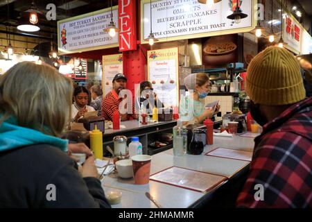 Un comptoir de déjeuner Amish à l'intérieur de Reading terminal Market.Philadelphia.Pennsylvania.USA Banque D'Images