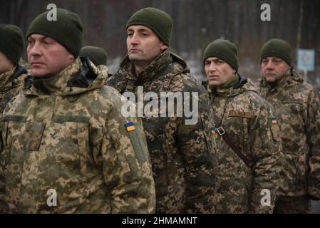 Starychi, Ukraine 2 février 2017. Des soldats ukrainiens ont été vus lors de la cérémonie d'ouverture de la prochaine étape de formation des unités des forces armées dans le cadre du programme "Groupe multinational mixte de formation - Ukraine" (JMTG-U). Banque D'Images