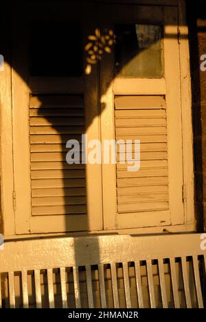 Deolali, Maharashtra, Inde- Asie, Fév, 2009 : belle maison en bois de cent ans extérieur style vintage unique Design Banque D'Images