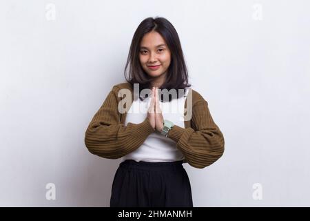 jeune asiatique belle femme montrer geste de bienvenue isolé sur fond blanc Banque D'Images