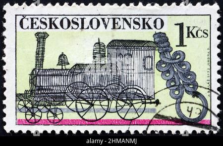 TCHÉCOSLOVAQUIE - VERS 1972 : un timbre imprimé en Tchécoslovaquie montre des locomotives et des boucles, des travaux de wiretravail ornementaux, vers 1972 Banque D'Images
