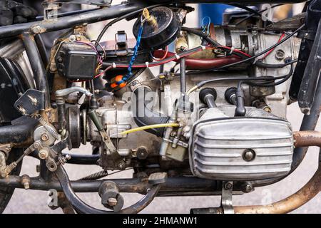 Le moteur du carburateur d'opposition d'une vieille moto, l'ancien moteur de la moto gros plan. Banque D'Images