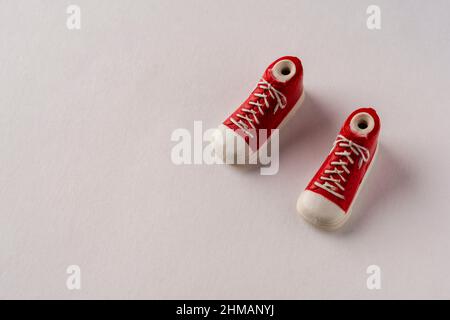 Une paire de chaussures/baskets rouges sur fond blanc, composition créative, baskets Toy sur fond blanc, concept minimaliste, mode de vie pour enfant Banque D'Images