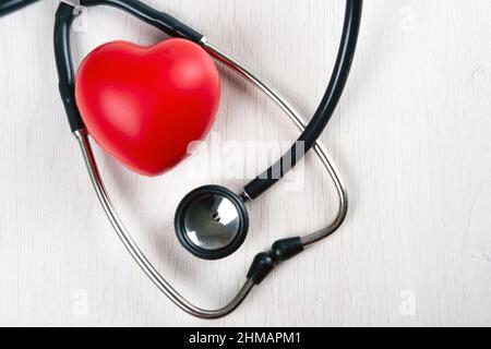stéthoscope sur la table et vue du dessus du cœur rouge Banque D'Images