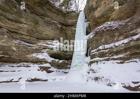 La cascade gelée de Wildcat Canyon lors d'une matinée d'hiver énergique. Parc national de Starved Rock, Illinois, États-Unis. Banque D'Images