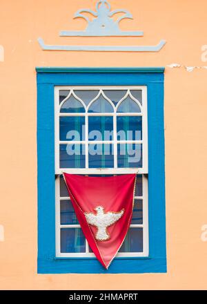 Drapeau de l'Esprit Saint, rouge avec une colombe blanche, sur la fenêtre d'un bâtiment historique à Sao Luiz do Paraitinga - Etat de Sao Paulo, Brésil Banque D'Images