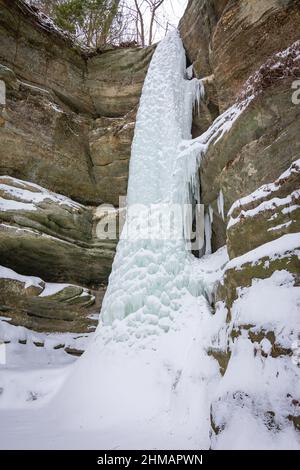 La cascade gelée de Wildcat Canyon lors d'une matinée d'hiver énergique. Parc national de Starved Rock, Illinois, États-Unis. Banque D'Images