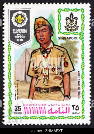 MANAMA - VERS 1971: Un timbre imprimé à Manama montre Pathfinder de Singapour, 13th mondial scout jamboree, Asagiri Kogen, Japon, vers 1971 Banque D'Images