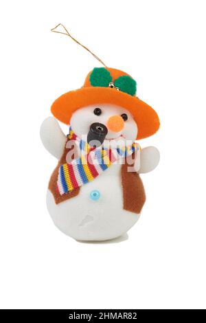 Un bonhomme de neige souriant est un jouet avec un tuyau de fumée. Isolé sur fond blanc. Gros plan. Banque D'Images Un bonhomme de neige souriant est un jouet avec un tuyau de fumée. Isolé sur fond blanc. Gros plan. Banque D'Images