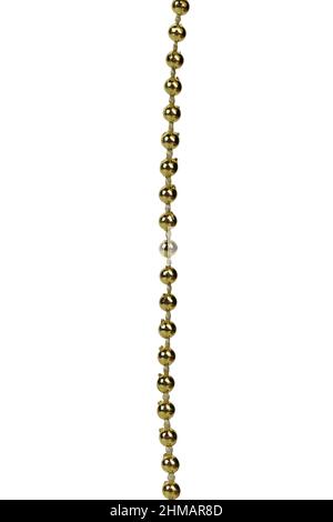 Décoration d'arbre de Noël sous forme de perles d'or. Isolé sur fond blanc. Gros plan. Banque D'Images