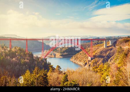 Le Garabit Viaduct est un pont d'arche ferroviaire dans la région du massif Central en France. Le pont a été construit en 1880s par Gustave Eiffel. Banque D'Images