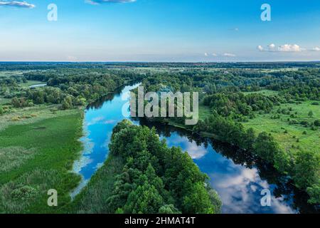 Belle vue panoramique sur la rivière et les rives verdoyantes de la rivière en été le matin. Vue panoramique aérienne. Banque D'Images