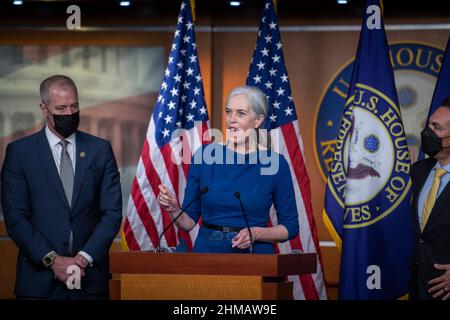 Washington, États-Unis d'Amérique. 08th févr. 2022. La représentante des États-Unis Katherine Clark (démocrate du Massachusetts) fait des remarques lors d'une conférence de presse au Capitole des États-Unis à Washington, DC, le mardi 8 février 2022. Crédit: Rod Lamkey/CNP/Sipa USA crédit: SIPA USA/Alay Live News Banque D'Images