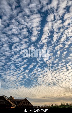 Un ciel de maquereau au-dessus de Norfolk lors d'une belle journée d'hiver en février. Banque D'Images