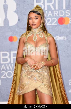 8th février 2022. Londres, Royaume-Uni USAGE ÉDITORIAL SEULEMENT Joy Crookes arrivant aux BRIT Awards 2022 qui se tiennent au O2, Londres. Crédit : Doug Peters/EMPICS/Alamy Live News Banque D'Images