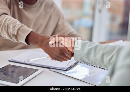 Permettez-moi d'être le premier à vous accueillir dans l'équipe. Prise de vue courte de deux hommes d'affaires qui se secouent la main dans un bureau. Banque D'Images