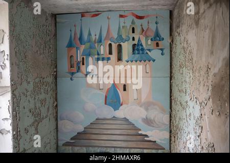 Jouets, poupées, chaussures et meubles dans divers États de décomposition à une école maternelle abandonnée à Pripyat, en Ukraine, près de la centrale nucléaire de Tchernobyl. Banque D'Images