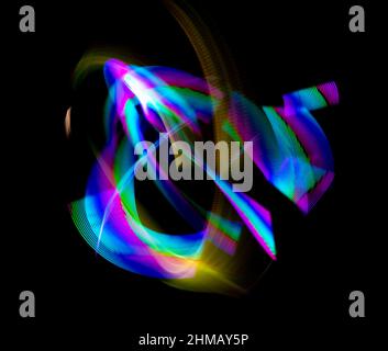 Superbes lumières colorées créées avec une peinture légère et une exposition longue. Art abstrait fait de lumières. Banque D'Images