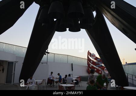 La réplique de la fusée SpaceX Falcon 9 orne le pavillon des États-Unis à l'Expo Dubai aux Émirats arabes Unis - le 1 février 2022. Banque D'Images