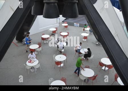 La réplique de la fusée SpaceX Falcon 9 orne le pavillon des États-Unis à l'Expo Dubai aux Émirats arabes Unis - le 1 février 2022. Banque D'Images