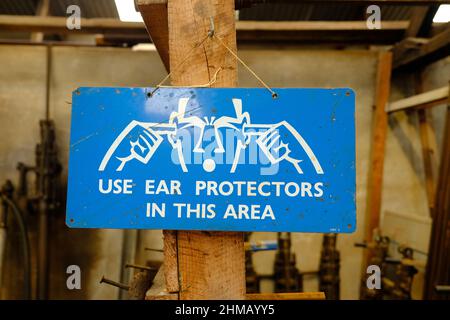 Panneau métallique avertissant l'utilisateur des protections auditives en raison de bruits forts Banque D'Images