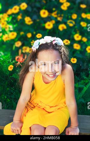 Portrait naturel positif en gros plan de la jeune belle fille hispanique. Mode de vie sain, beauté, concept d'enfance heureuse Banque D'Images