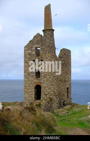 Août 2018 : ruines de la maison de pompage de moteurs de l'arbre de Towanroath à Wheal Coates, St Agnes, Cornwall, Royaume-Uni Banque D'Images