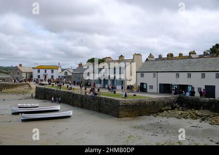 Marazion, Royaume-Uni - août 2018 : les touristes profitent du soleil au port de l'île St Michael's Mount Tal Banque D'Images