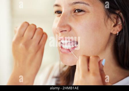 Soyez impeccable et sans perte. Gros plan d'une femme qui volait ses dents. Banque D'Images