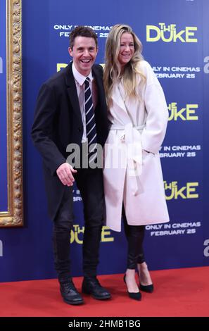 Matthew Goode et sa femme Sophie Dymoke arrivent pour la première britannique du Duc à la National Gallery de Londres. Date de la photo: Mardi 8 février 2022. Banque D'Images