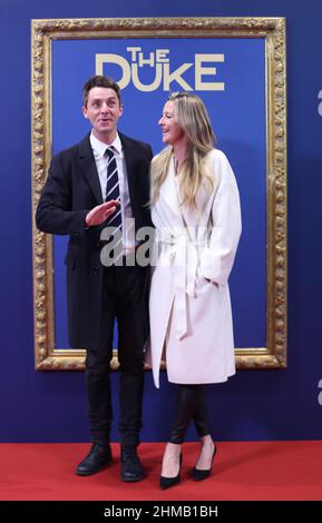 Matthew Goode et sa femme Sophie Dymoke arrivent pour la première britannique du Duc à la National Gallery de Londres. Date de la photo: Mardi 8 février 2022. Banque D'Images