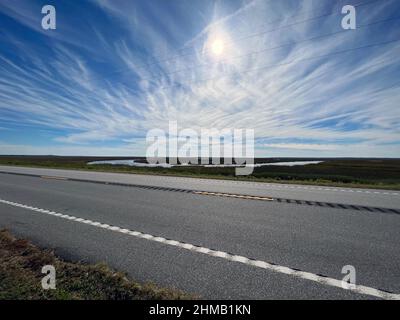 Vue sur le marais saltmarsh le long de la chaussée de l'île Jekyll, près de Brunswick, en Géorgie. Banque D'Images