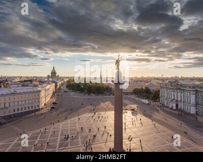 Vue de la place du Palais et de la colonne Alexandros au coucher du soleil, dôme d'or de la cathédrale Saint Isaac, flèche d'or de l'édifice de l'Amirauté, le Palais d'hiver Banque D'Images