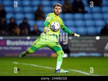 Le gardien de but de Blackpool Daniel Grimshaw pendant le match de championnat Sky Bet à l'arène Coventry Building Society, Coventry. Date de la photo: Mardi 8 février 2022. Banque D'Images