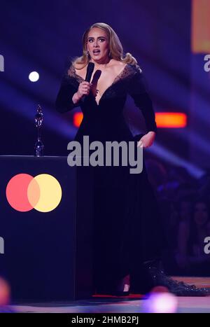 Adele remporte la chanson de l'année lors des Brit Awards 2022 à l'Arena O2, Londres. Date de la photo: Mardi 8 février 2022. Banque D'Images