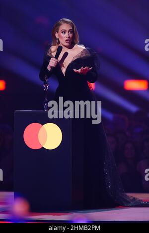 Adele remporte la chanson de l'année lors des Brit Awards 2022 à l'Arena O2, Londres. Date de la photo: Mardi 8 février 2022. Banque D'Images