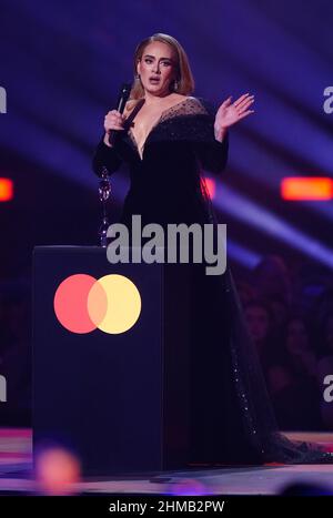 Adele remporte la chanson de l'année lors des Brit Awards 2022 à l'Arena O2, Londres. Date de la photo: Mardi 8 février 2022. Banque D'Images