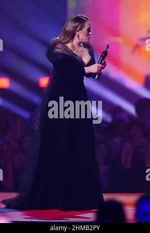 Adele remporte la chanson de l'année lors des Brit Awards 2022 à l'Arena O2, Londres. Date de la photo: Mardi 8 février 2022. Banque D'Images