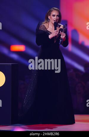 Adele remporte la chanson de l'année lors des Brit Awards 2022 à l'Arena O2, Londres. Date de la photo: Mardi 8 février 2022. Banque D'Images