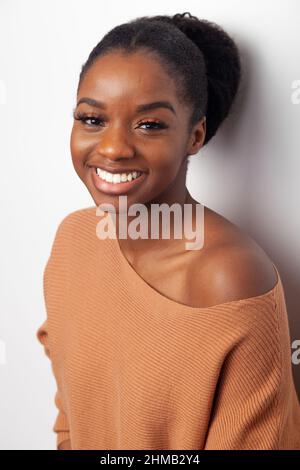 Portrait d'une belle femme noire avec un grand sourire Banque D'Images