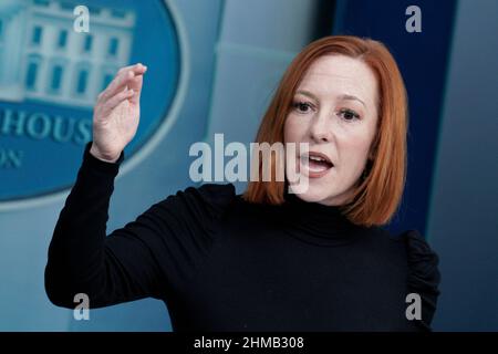 Washington, États-Unis. 08th févr. 2022. Le secrétaire de presse de la Maison Blanche, Jen Psaki, prend la parole lors d'un point de presse quotidien à la Maison Blanche, à Washington, le 8 février 2022. Photo par Yuri Gripas/Pool/Sipa USA crédit: SIPA USA/Alay Live News Banque D'Images