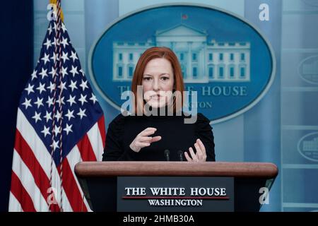 Washington, États-Unis. 08th févr. 2022. Le secrétaire de presse de la Maison Blanche, Jen Psaki, prend la parole lors d'un point de presse quotidien à la Maison Blanche, à Washington, le 8 février 2022. Photo par Yuri Gripas/Pool/Sipa USA crédit: SIPA USA/Alay Live News Banque D'Images